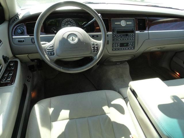 Lincoln Town Car 2004 photo 3