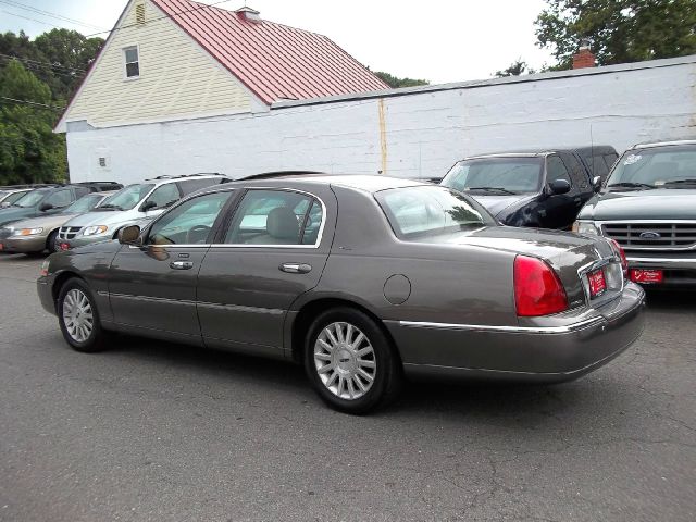 Lincoln Town Car 2004 photo 2