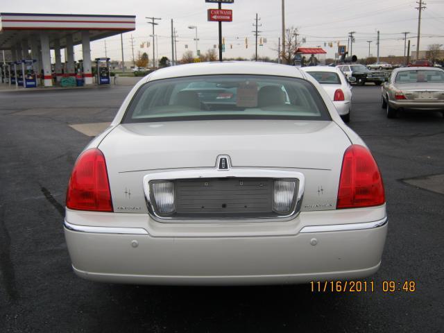 Lincoln Town Car 2004 photo 2