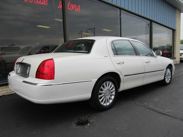 Lincoln Town Car 2004 photo 2