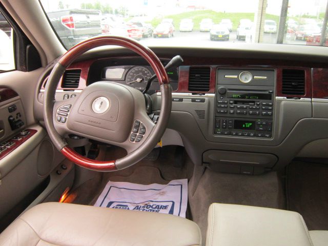 Lincoln Town Car 2004 photo 3