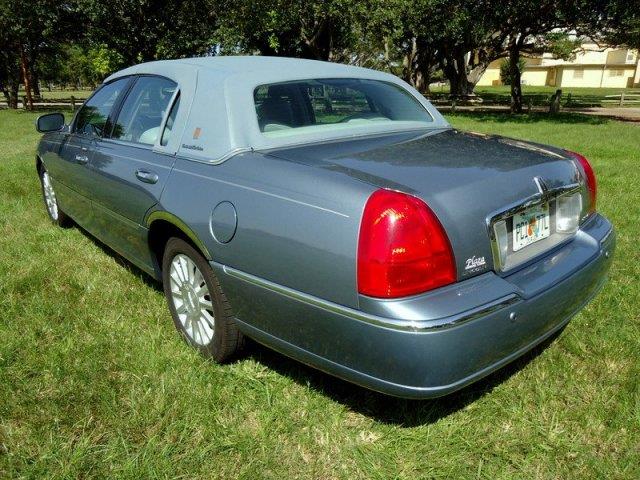 Lincoln Town Car 2004 photo 2