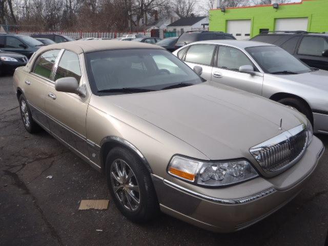 Lincoln Town Car 2004 photo 2