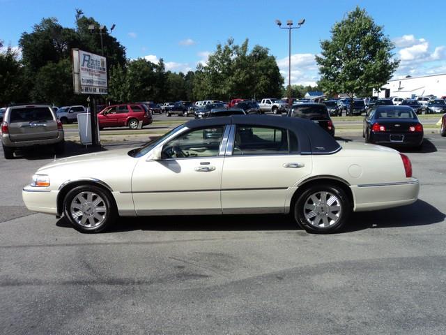 Lincoln Town Car 2005 photo 2