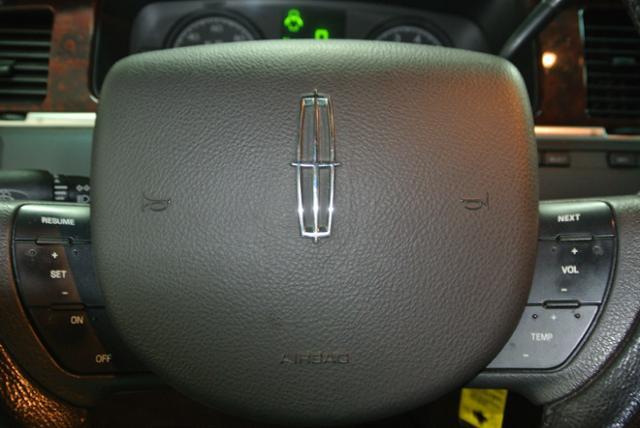 Lincoln Town Car 2006 photo 2