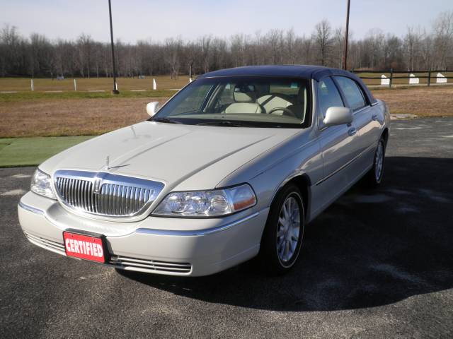 Lincoln Town Car DOWN 4.9 WAC Sedan