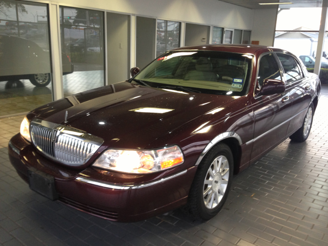 Lincoln Town Car DOWN 4.9 WAC Sedan