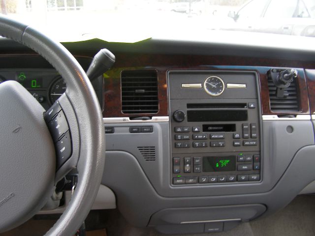 Lincoln Town Car 2006 photo 2