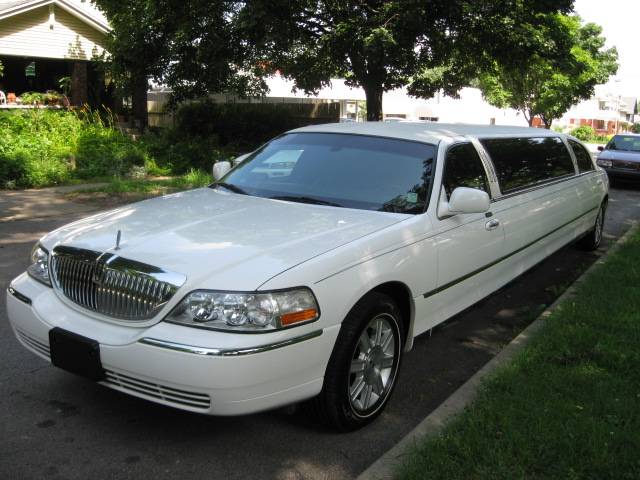 Lincoln Town Car DOWN 4.9 WAC Sedan