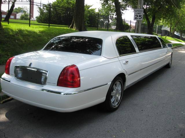 Lincoln Town Car 2006 photo 2