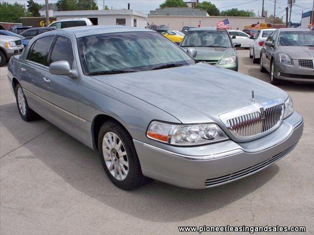 Lincoln Town Car DOWN 4.9 WAC Sedan