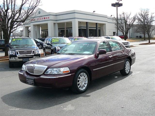 Lincoln Town Car DOWN 4.9 WAC Sedan