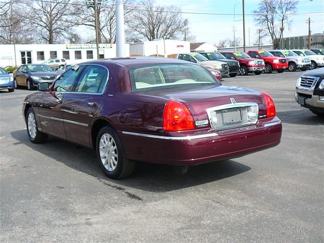 Lincoln Town Car 2006 photo 2