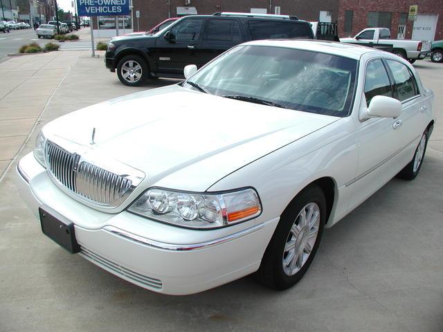 Lincoln Town Car DOWN 4.9 WAC Sedan