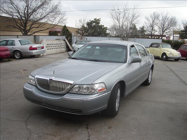 Lincoln Town Car DOWN 4.9 WAC Sedan