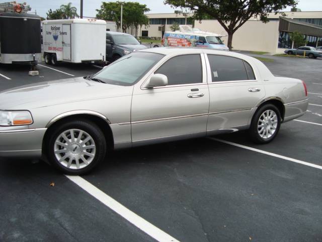 Lincoln Town Car DOWN 4.9 WAC Sedan