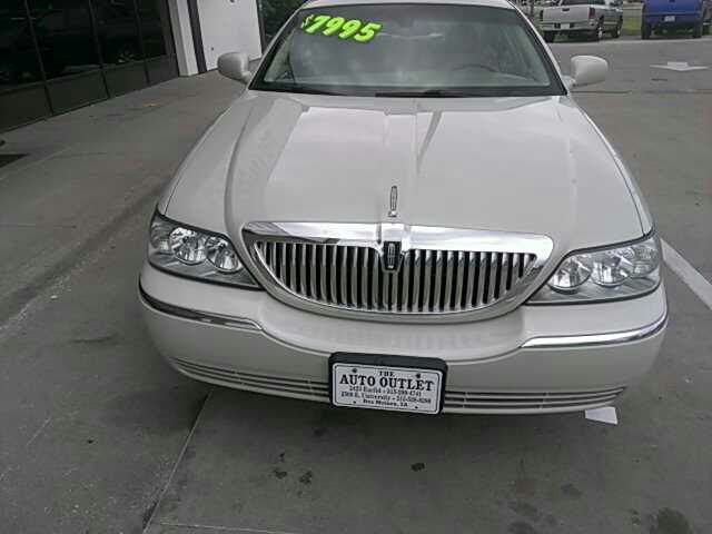 Lincoln Town Car DOWN 4.9 WAC Sedan