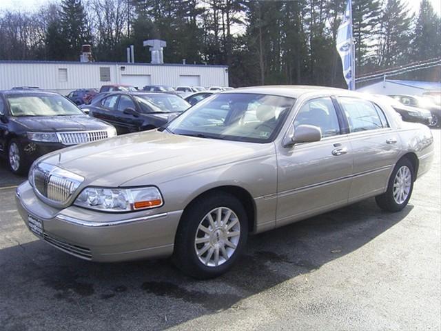 Lincoln Town Car DOWN 4.9 WAC Sedan