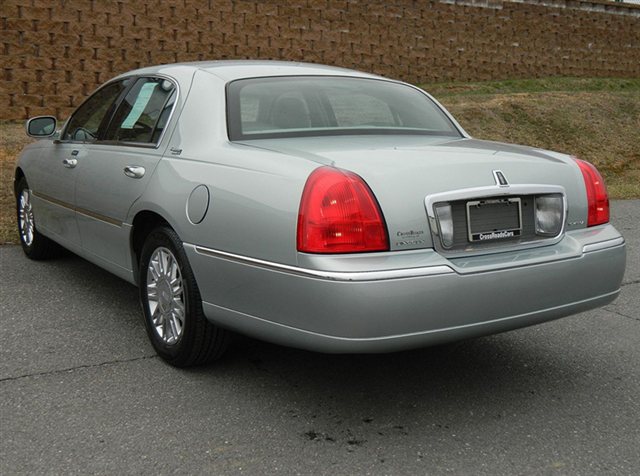 Lincoln Town Car 2007 photo 2