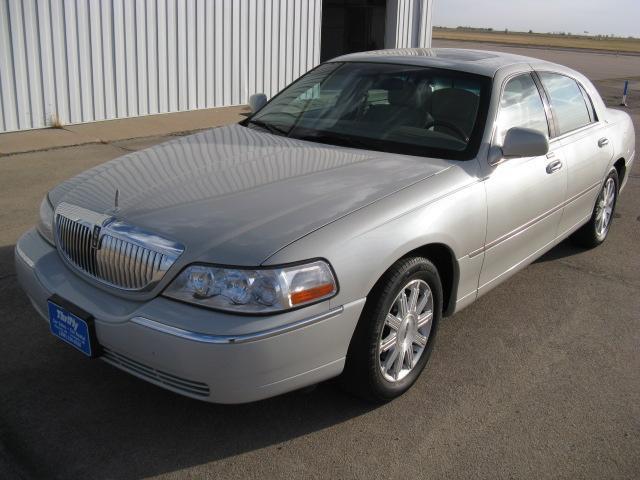 Lincoln Town Car DOWN 4.9 WAC Sedan