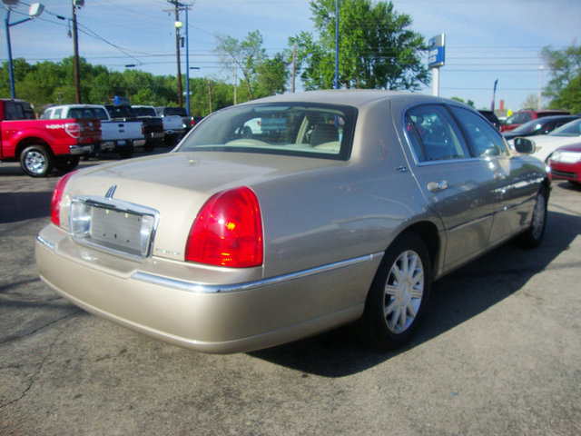 Lincoln Town Car 2007 photo 2