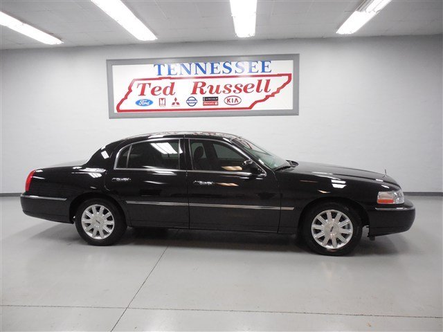 Lincoln Town Car 2009 photo 2