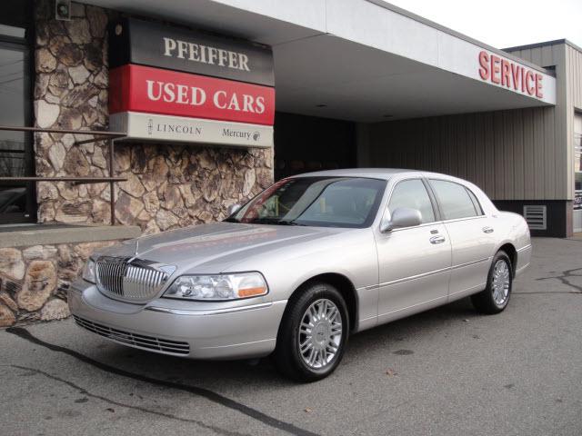 Lincoln Town Car DOWN 4.9 WAC Sedan