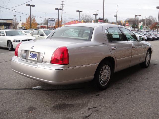 Lincoln Town Car 2009 photo 1