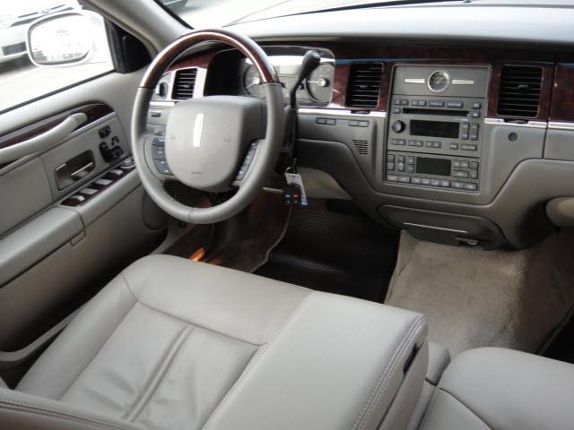 Lincoln Town Car 2009 photo 2