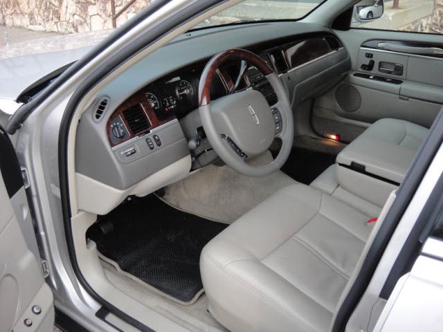 Lincoln Town Car 2009 photo 3