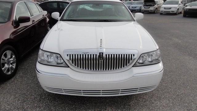 Lincoln Town Car 2009 photo 2