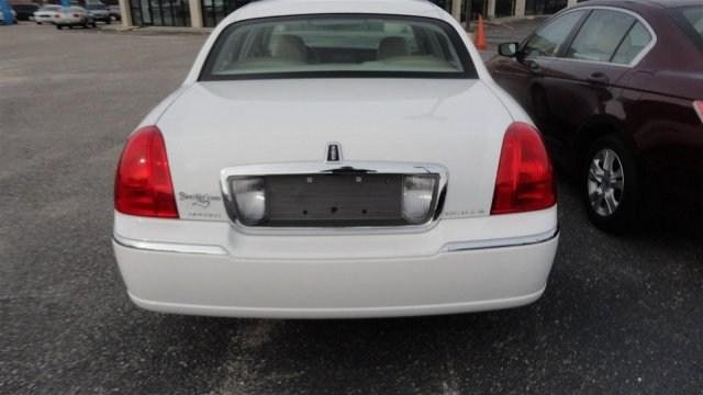 Lincoln Town Car 2009 photo 3