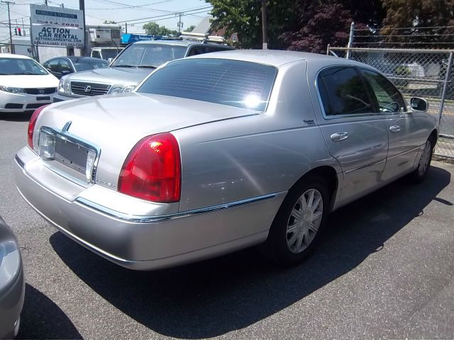 Lincoln Town Car 2010 photo 1