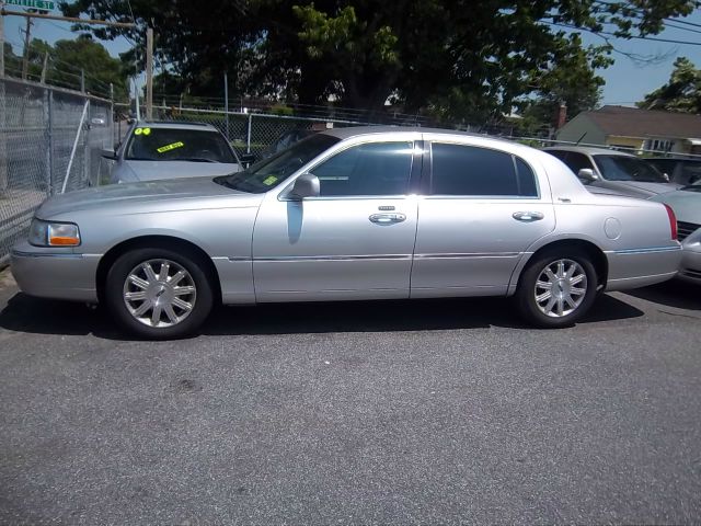 Lincoln Town Car 2010 photo 3