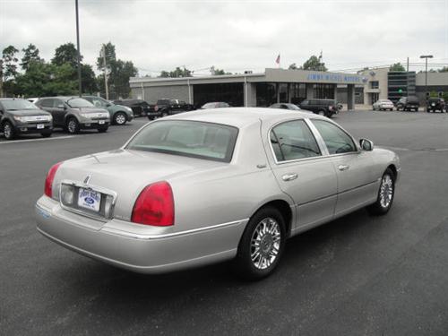 Lincoln Town Car 2010 photo 2