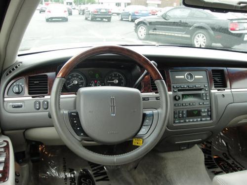 Lincoln Town Car 2010 photo 5