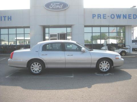 Lincoln Town Car 2010 photo 3