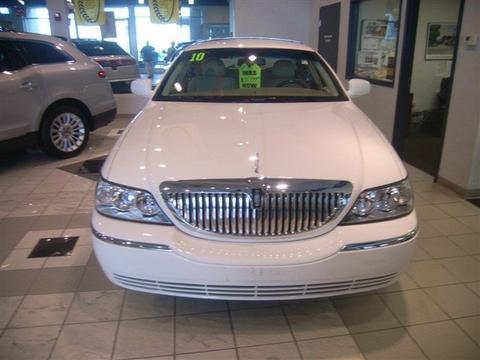 Lincoln Town Car 2010 photo 1