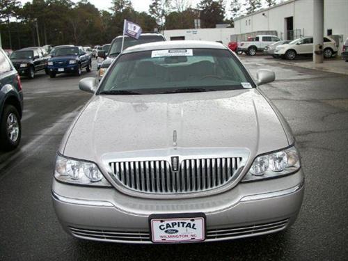 Lincoln Town Car 2010 photo 1