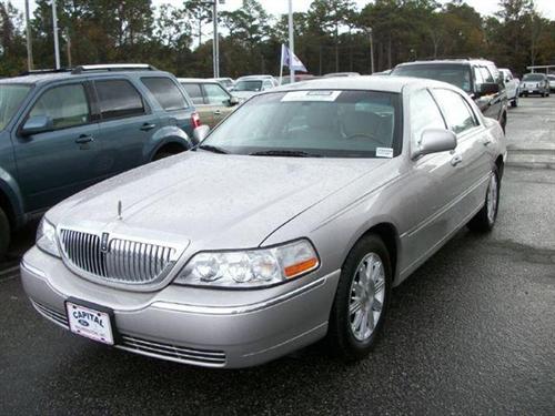 Lincoln Town Car 2010 photo 2