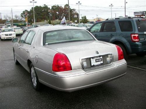 Lincoln Town Car 2010 photo 3