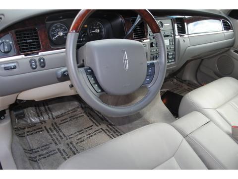 Lincoln Town Car 2010 photo 2