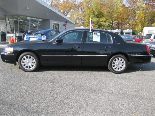 Lincoln Town Car 2010 photo 1