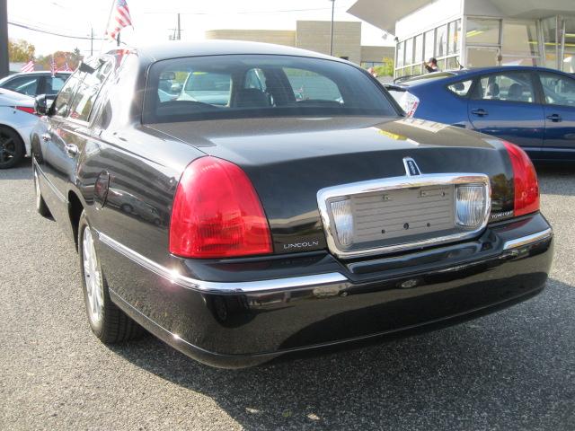 Lincoln Town Car 2010 photo 2