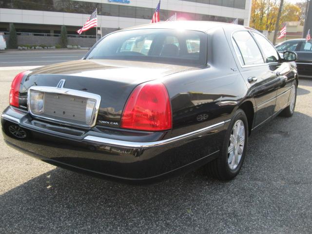 Lincoln Town Car 2010 photo 3