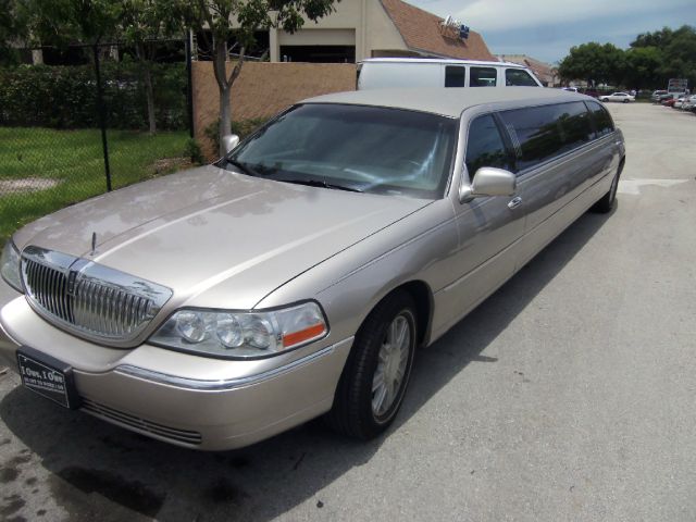 Lincoln Town Car 2010 photo 3