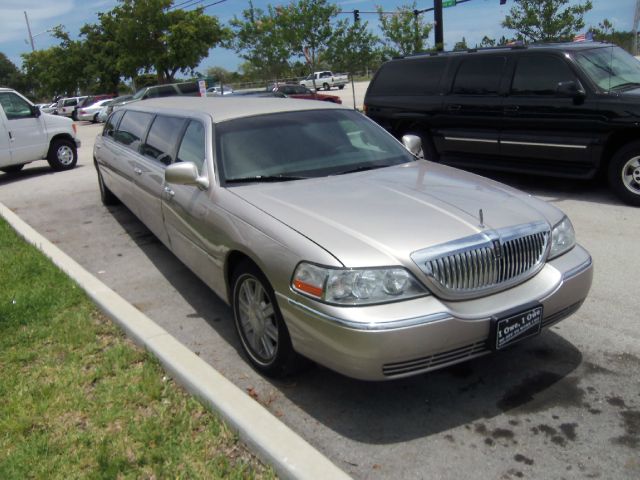 Lincoln Town Car 2010 photo 4