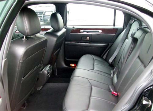 Lincoln Town Car 2010 photo 1