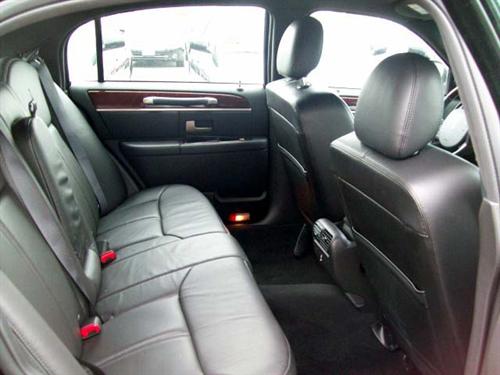 Lincoln Town Car 2010 photo 3