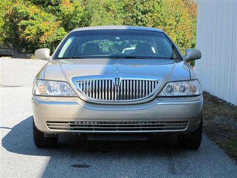 Lincoln Town Car 2010 photo 2